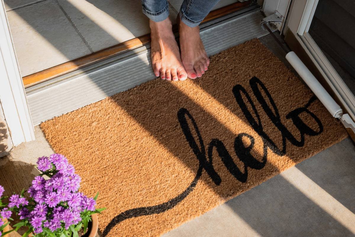 Woman,In,Bare,Feet,Standing,At,Front,Door,Or,New comment choisir tapis entree 2